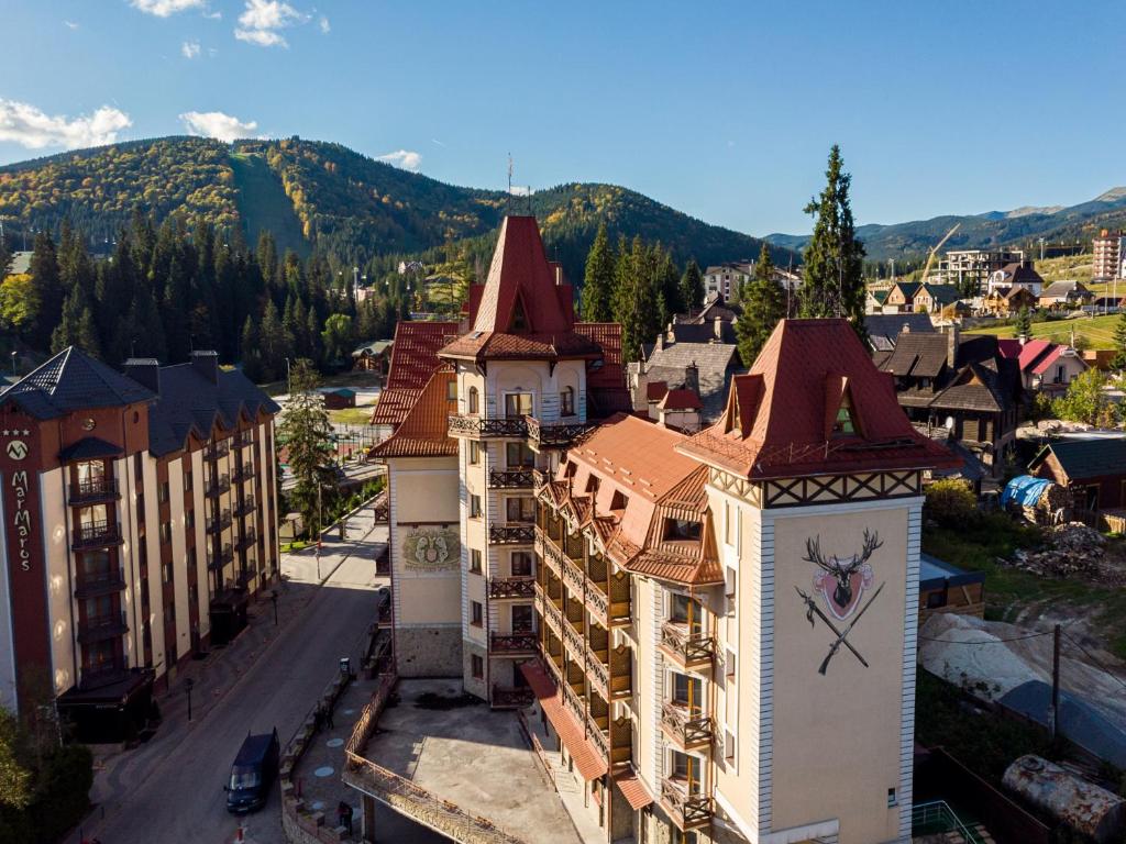 Nespecifikovaný výhled na hory nebo výhled na hory při pohledu z hotelu