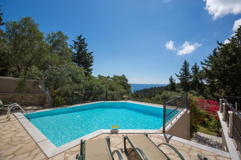 Бассейн в Angouletta Villa by PaxosRetreats или поблизости