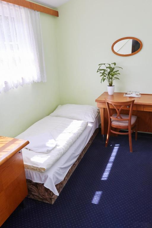 Postel nebo postele na pokoji v ubytování Hotel Skalní Mlýn