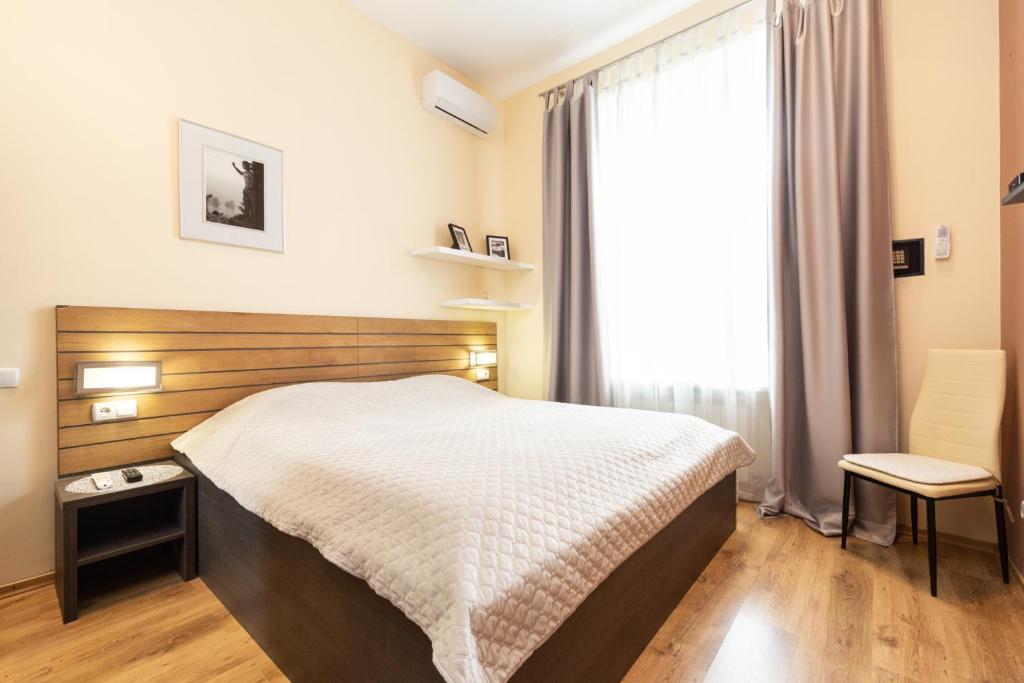 - une chambre avec un grand lit et une fenêtre dans l'établissement GoodRest on Deribasovska 19, à Odessa