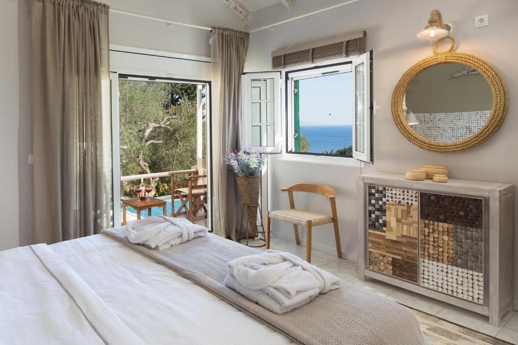 Кровать или кровати в номере Angouletta Villa by PaxosRetreats