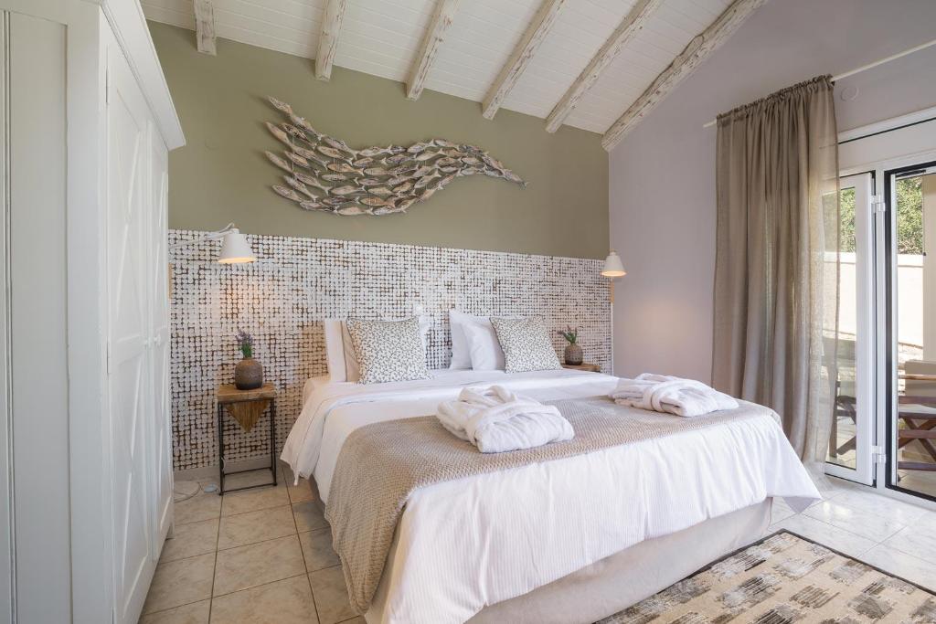 Кровать или кровати в номере Angouletta Villa by PaxosRetreats