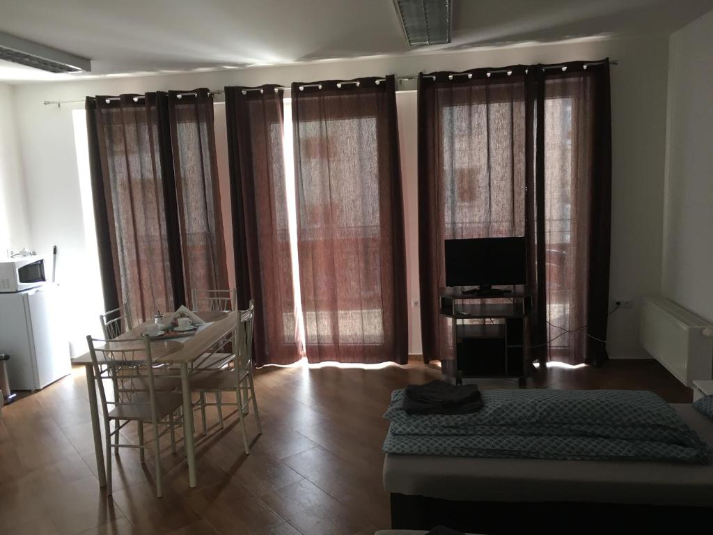 Televízia a/alebo spoločenská miestnosť v ubytovaní Kondé Apartments B
