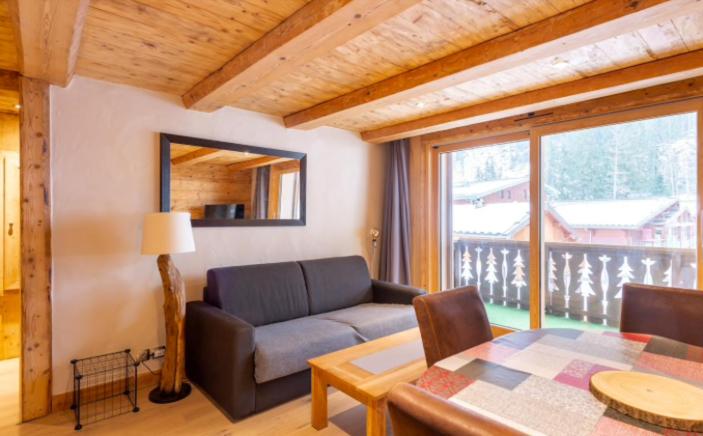 a living room with a couch and a table at Home sweet home in Chamonix