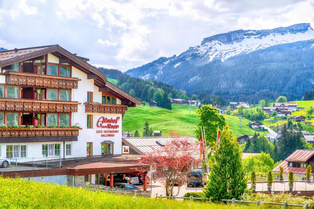 ein Hotel mit einem Berg im Hintergrund in der Unterkunft Hotel Almhof in Riezlern