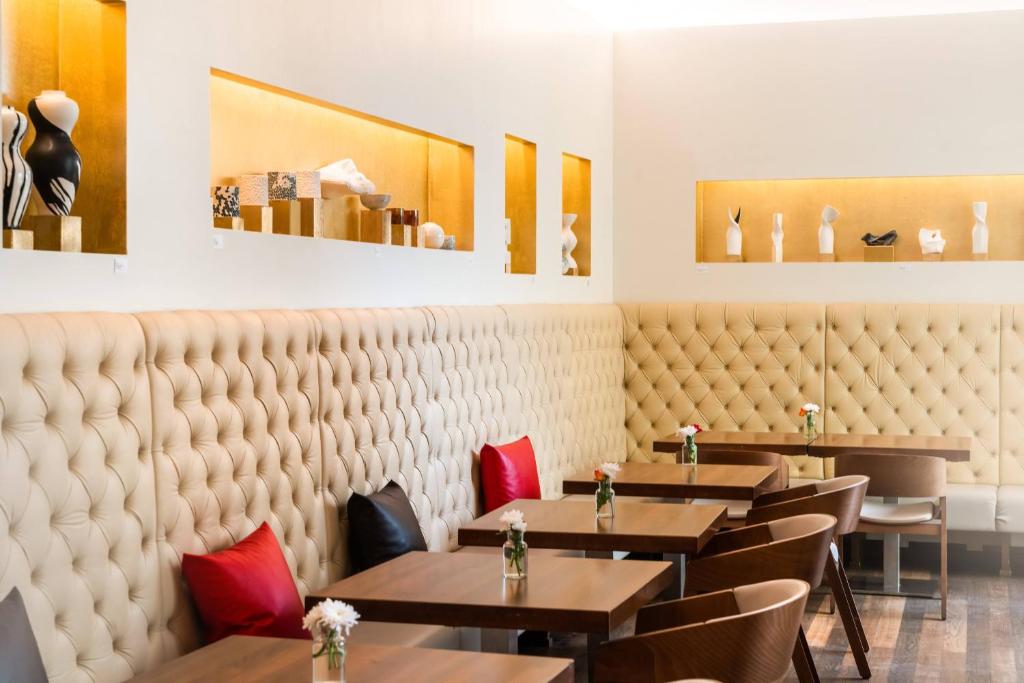 A seating area at Hotel Rathaus - Wein & Design