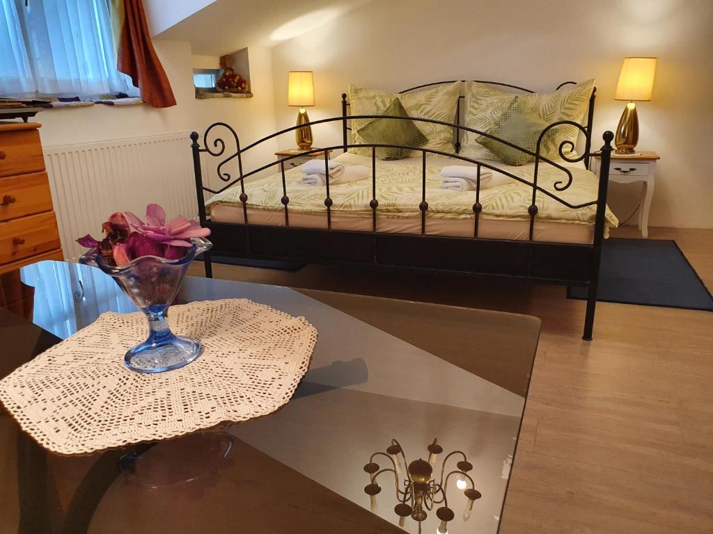 Posteľ alebo postele v izbe v ubytovaní Karmelita Boutique Apartman