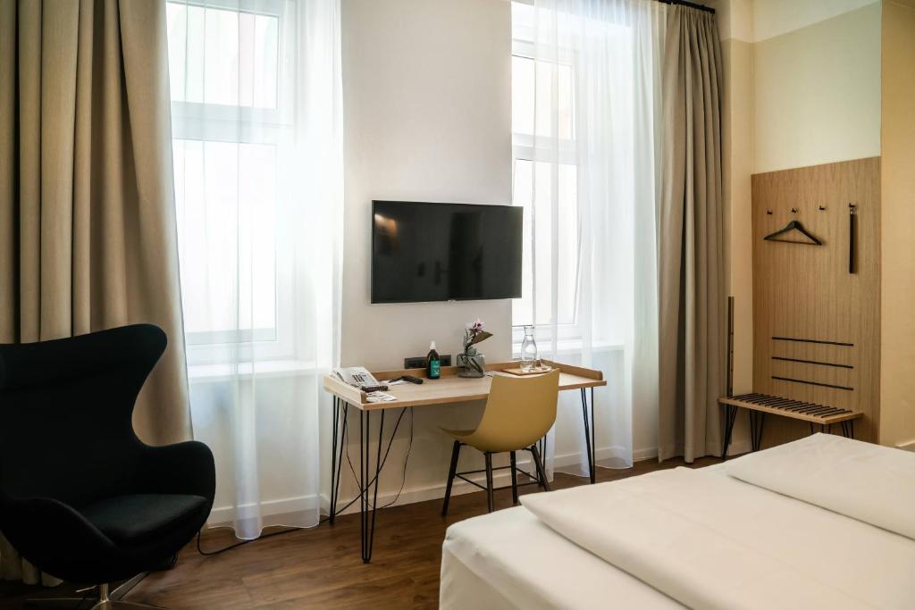 A television and/or entertainment centre at Hotel Rathaus - Wein & Design
