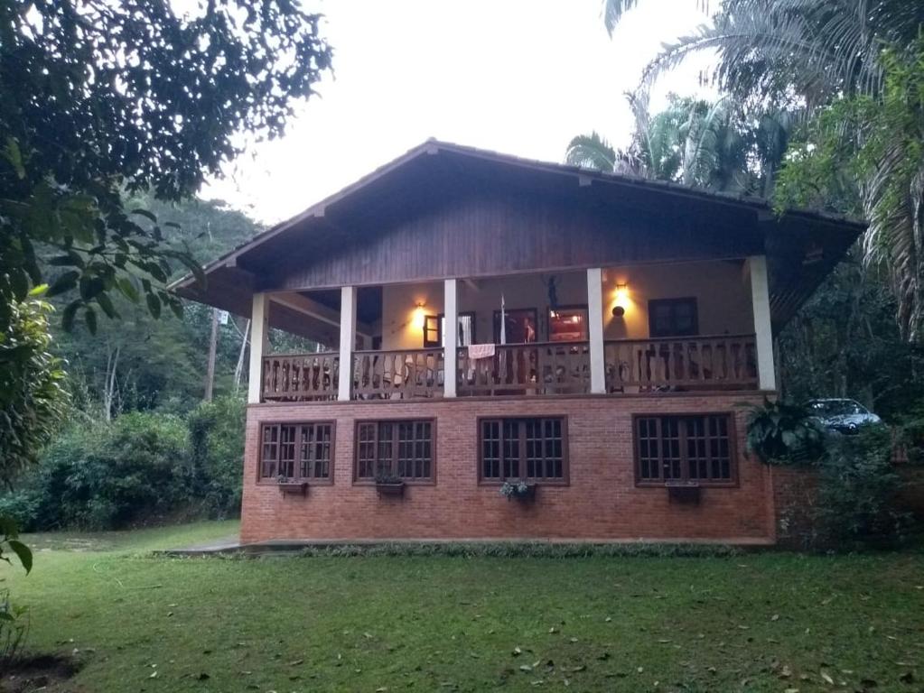 Cette petite maison dispose d'une terrasse couverte et d'un balcon. dans l'établissement Sítio Canto das Águas, à Guajuru