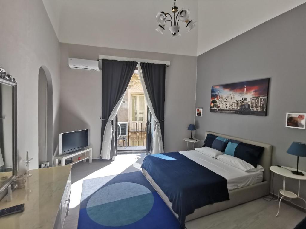 A bed or beds in a room at Two Rooms Bellini