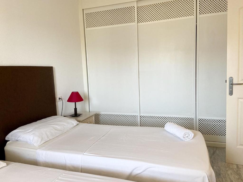 Postel nebo postele na pokoji v ubytování Tenerife Los Cristianos Dinastia Complex
