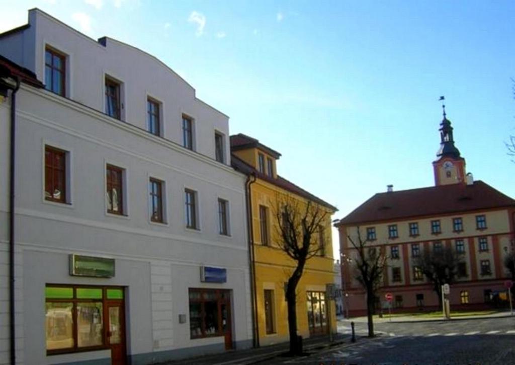 un grupo de edificios en una calle con una torre en Ubytování Sušice, en Sušice