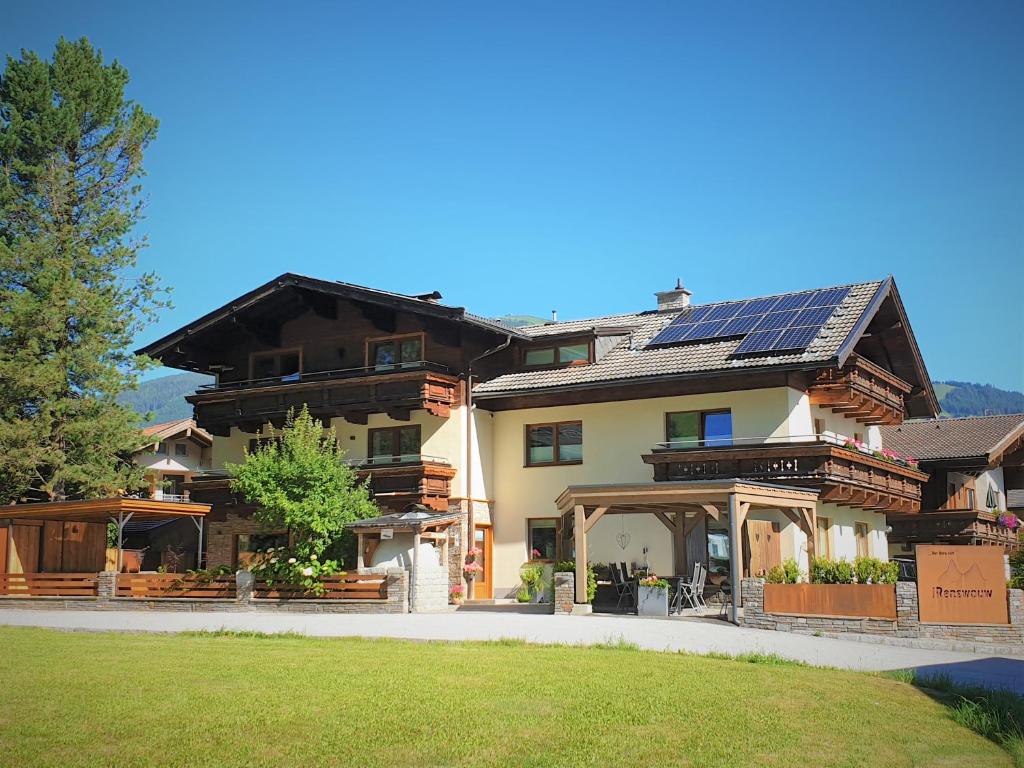 ein Haus mit Sonnenkollektoren auf dem Dach in der Unterkunft Haus Renswouw in Hollersbach im Pinzgau