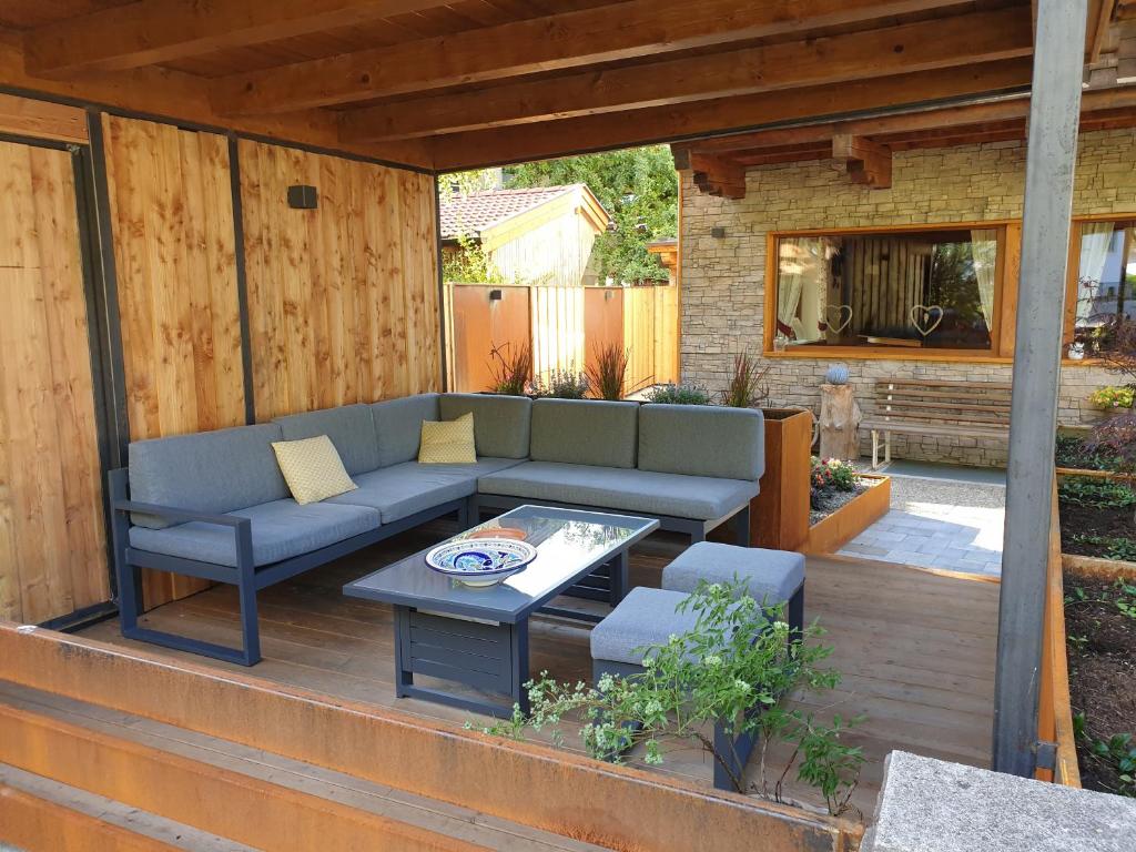 A seating area at Haus Renswouw
