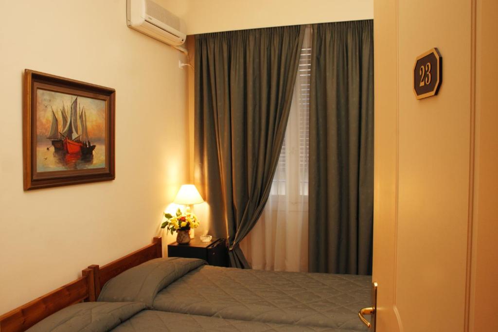 Postel nebo postele na pokoji v ubytování Art Gallery Hotel
