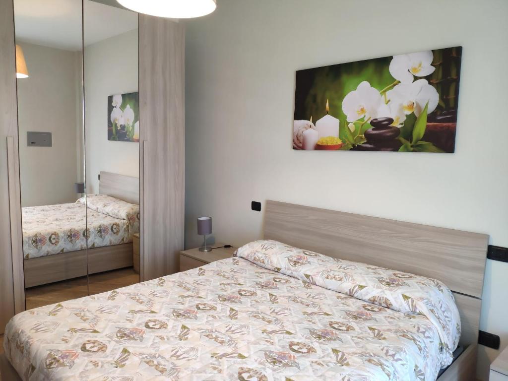 1 dormitorio con cama y espejo en Residenza Adriatica 1, en Roseto degli Abruzzi