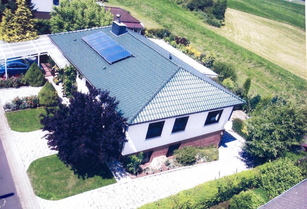 an overhead view of a house with solar panels on its roof at Ferienwohnung Althaus in Einbeck