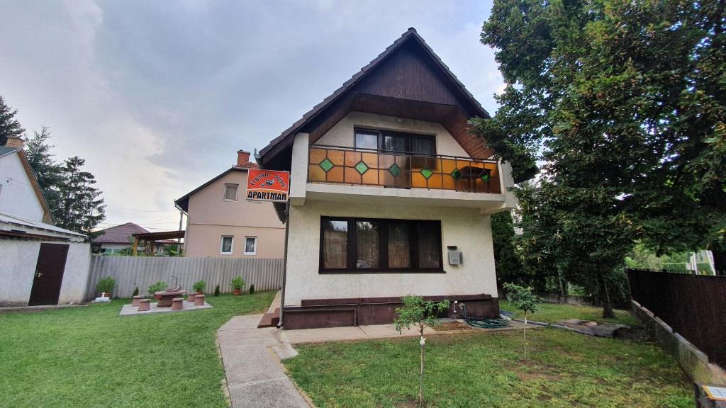 dom z witrażami w obiekcie Crystal Sóstó Apartman w Nyíregyházie