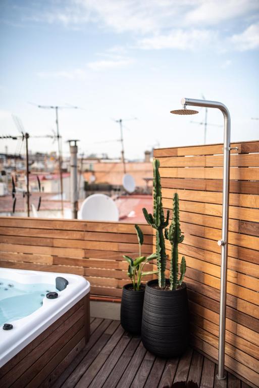 Amazing new apartment with rooftop jacuzzi, Barcelona, Spain - Booking.com