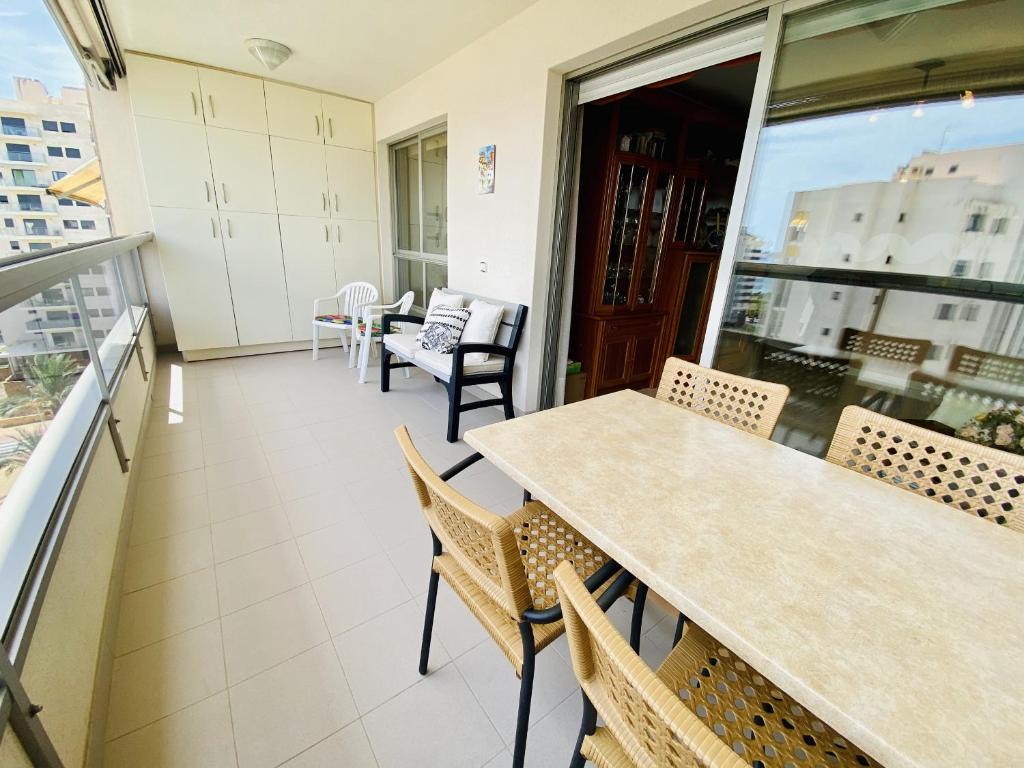 Apartament dysponuje balkonem ze stołem i krzesłami. w obiekcie A908 - Coruña w mieście Villajoyosa