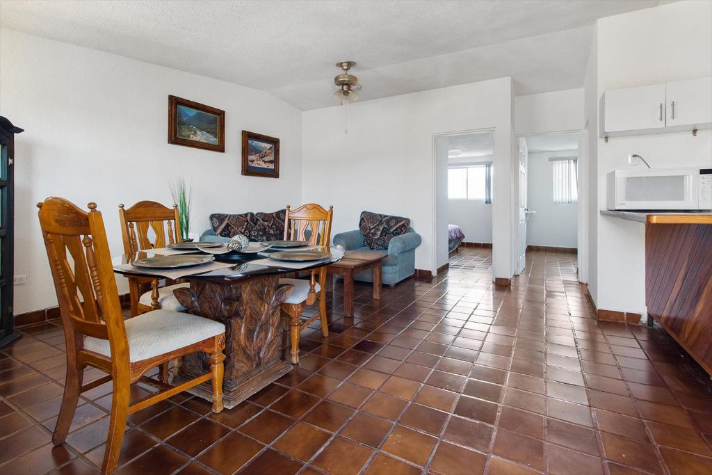 cocina y sala de estar con mesa y sillas en Cómoda suite Céntrica El Prado A37, en Casa Blanca La Corregidora