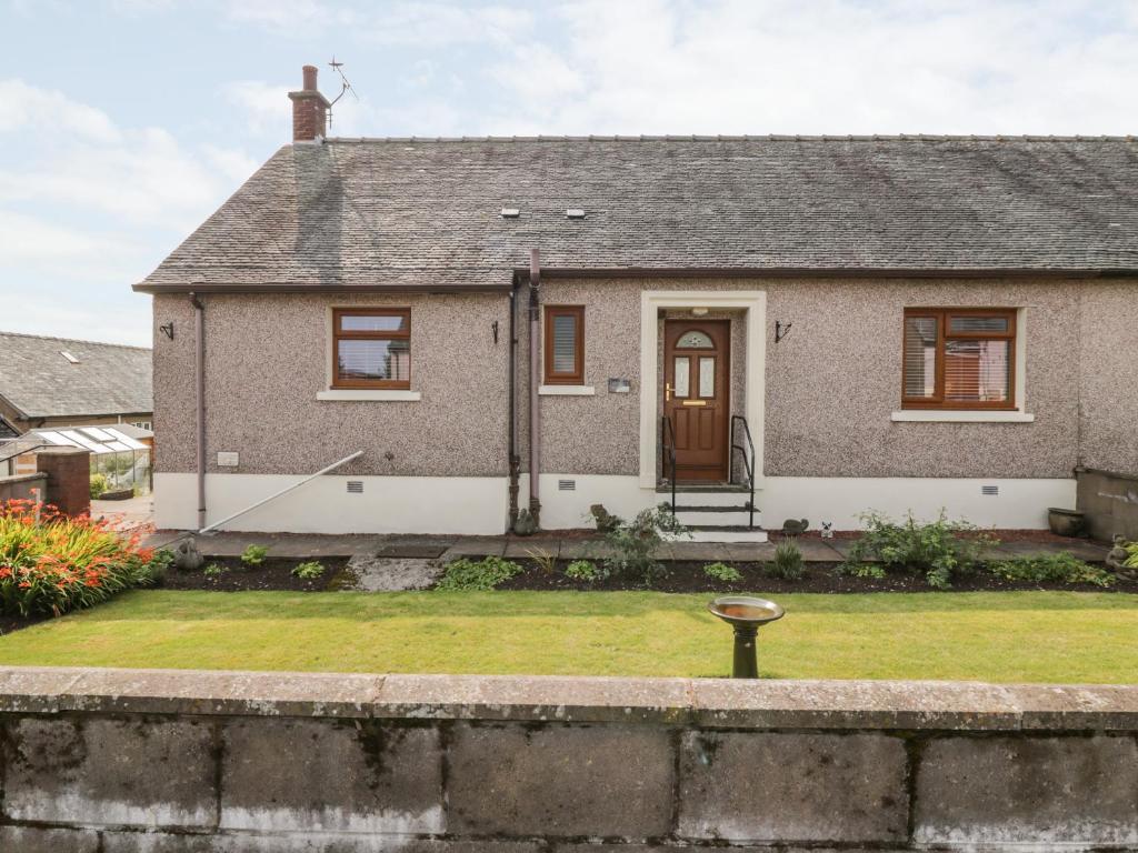 una casa con un patio con un patio en Tarnacrye, en Annan