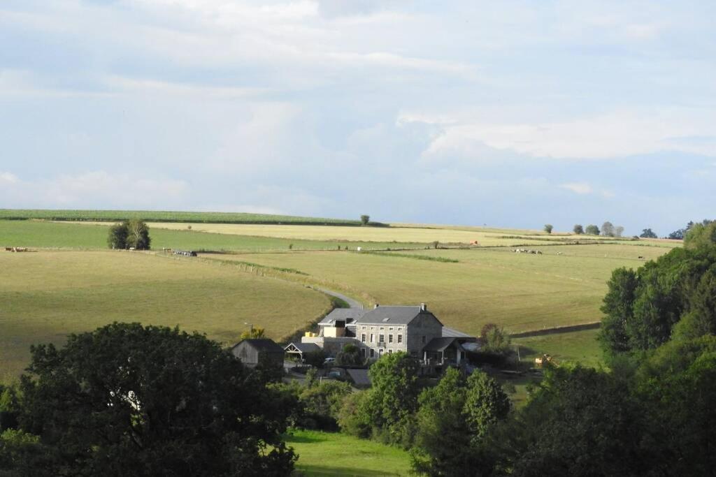 uma casa no meio de um campo verde em Valgrange em Tenneville