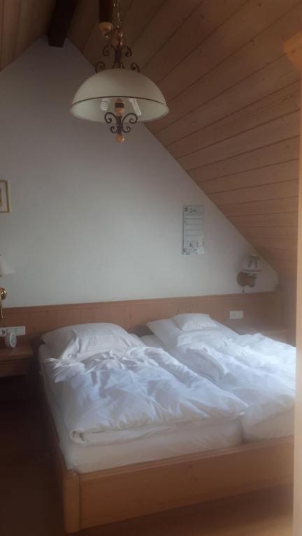 Postel nebo postele na pokoji v ubytování Hotel Pension Am Engelsberg