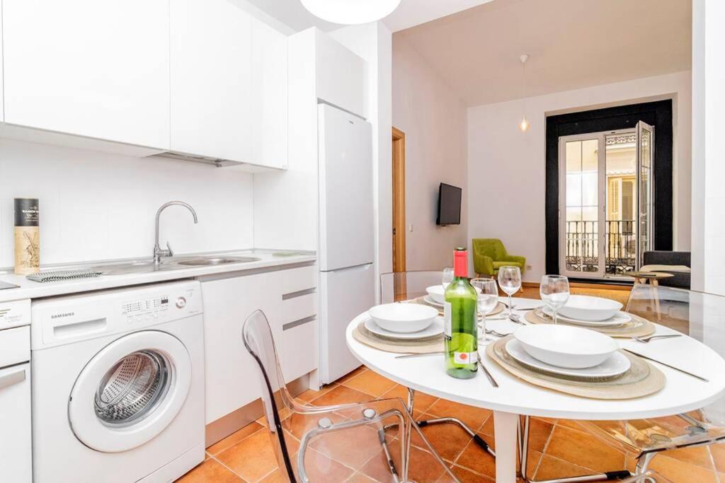 A kitchen or kitchenette at Bello Apartamento en Centro de Madrid, C/Infantas 1-3 by Batuecas