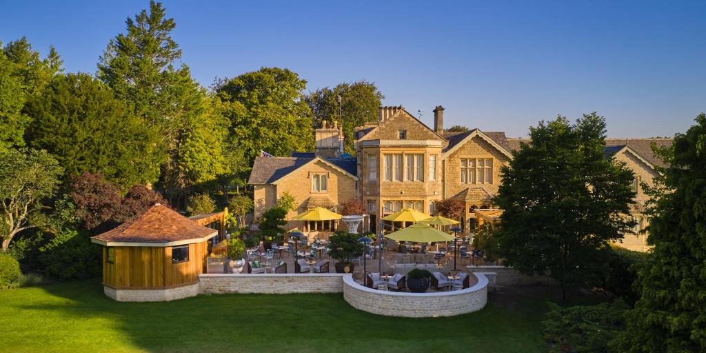 eine Luftansicht eines Hauses mit Garten in der Unterkunft Homewood Hotel & Spa - Small Luxury Hotels of the World in Bath