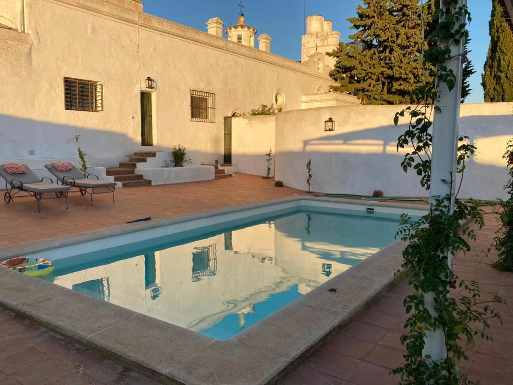 的住宿－Dehesa El Águila，一座房子庭院中的游泳池