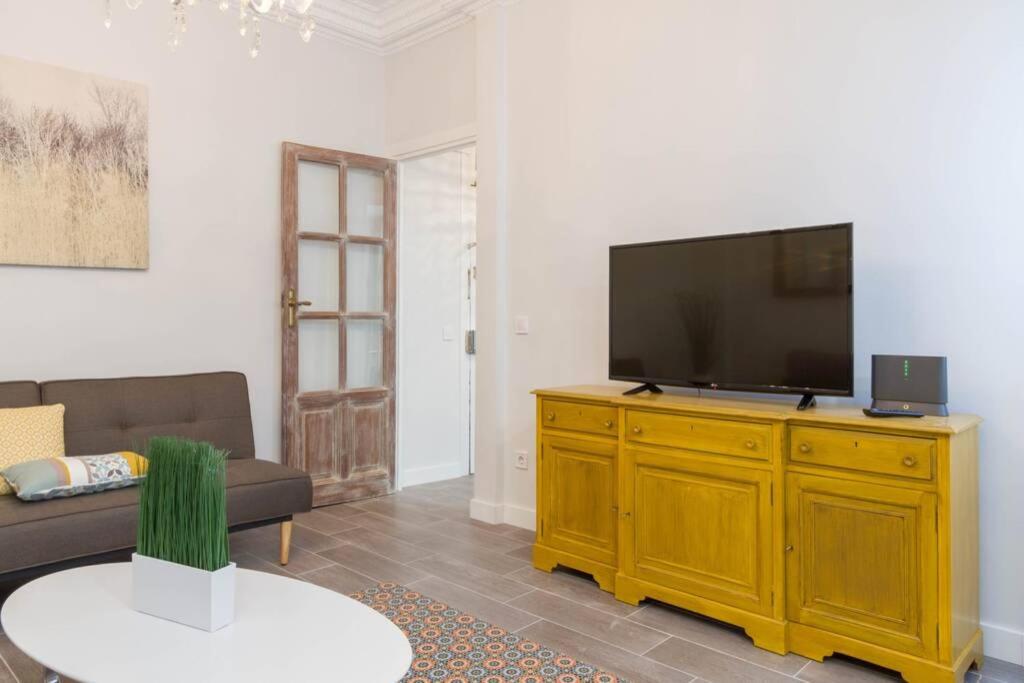 TV a/nebo společenská místnost v ubytování Sensacional Apartamento Junto a Palacio Real by Batuecas