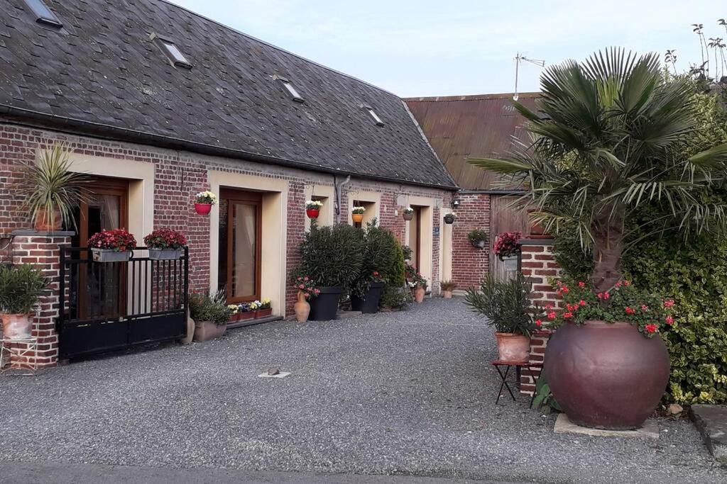 a courtyard of a brick building with plants and flowers at les alouettes in Leschelles