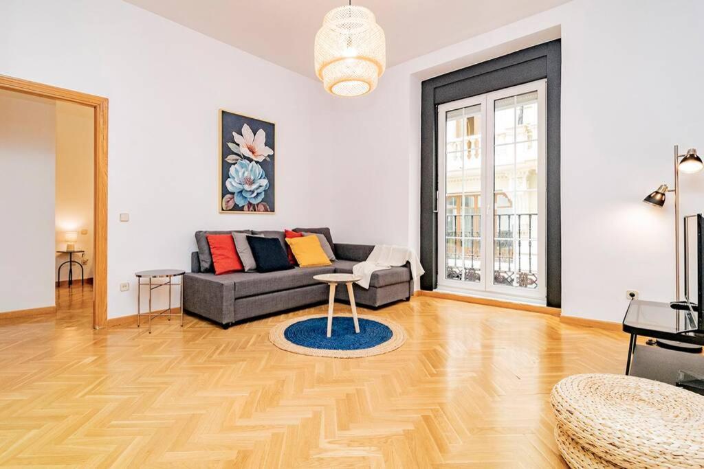 salon z kanapą i stołem w obiekcie Encantador Apartamento en Chueca junto a Gran Vía, Infantas 1-1 by Batuecas w Madrycie