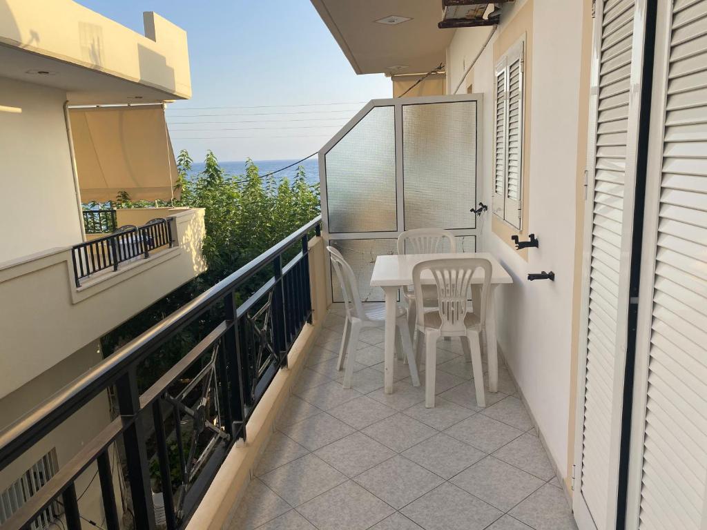 A balcony or terrace at Sindonia beach Apartment's