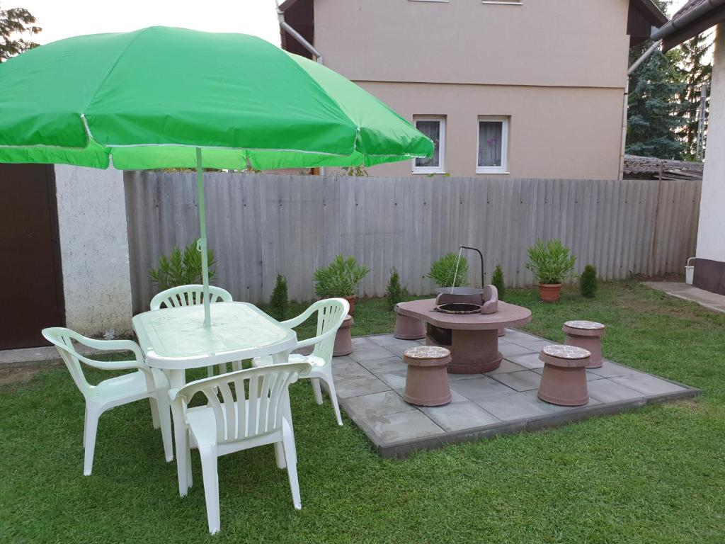 Ogród w obiekcie Crystal Sóstó Apartman