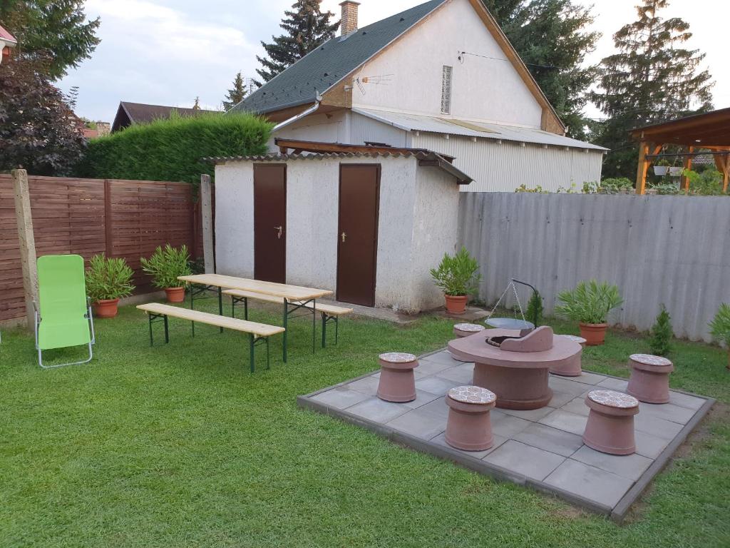 Ogród w obiekcie Crystal Sóstó Apartman