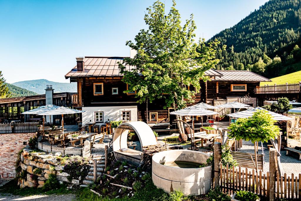 een restaurant met tafels en stoelen en een gebouw bij Peakini Farmhaus in Untertauern