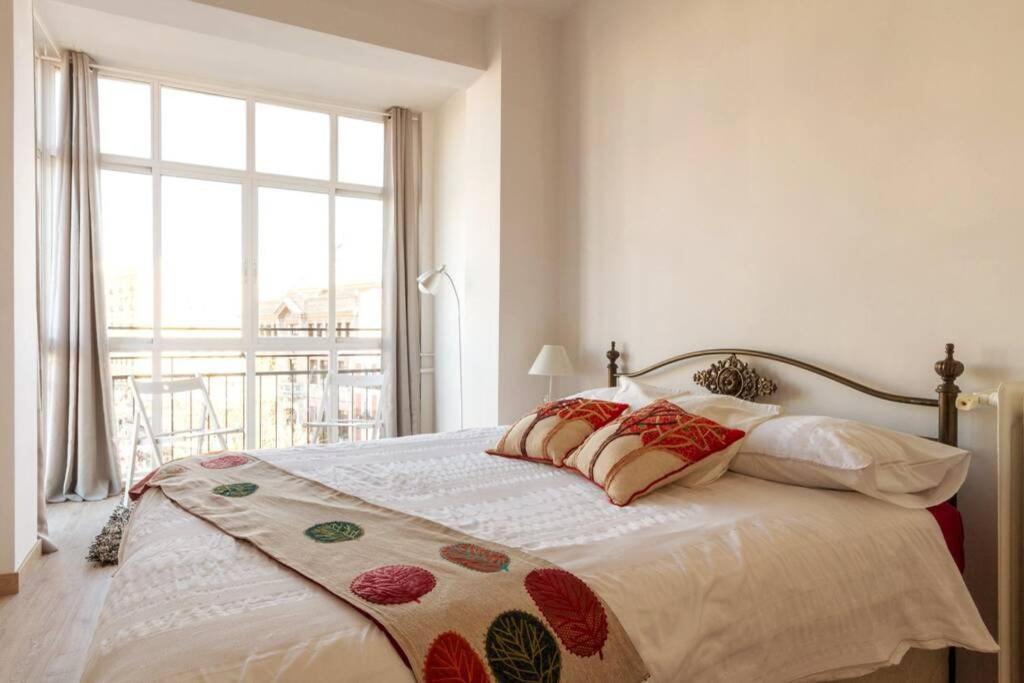 1 dormitorio con 1 cama y ventana grande en Maravilloso Apartamento en Puerta de Toledo C/Gasómetro by Batuecas, en Madrid