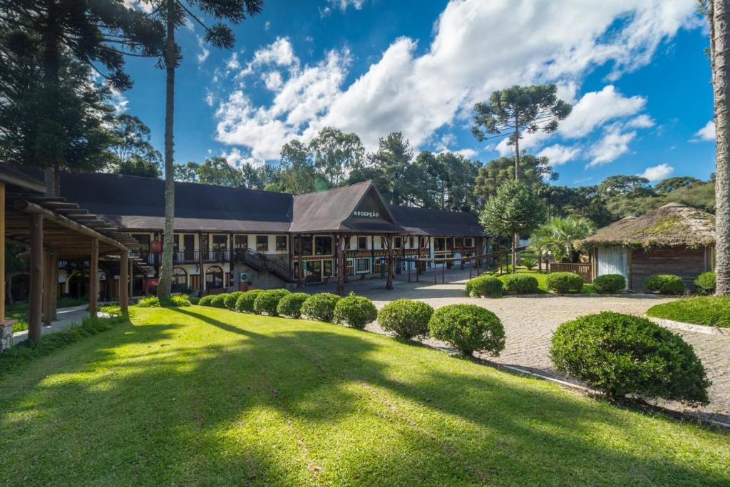 uma vista exterior de um edifício com um pátio em La Dolce Vita Park Hotel - Próximo a Curitiba em São José dos Pinhais