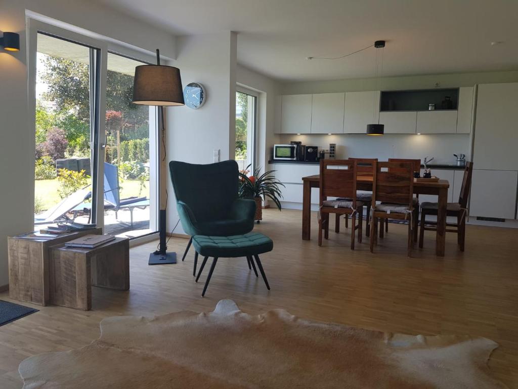 uma sala de estar com mesa e cadeiras e uma cozinha em Ferienwohnung Daudi em Bad Dürrheim