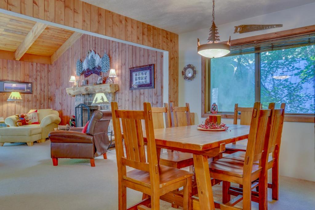Big Bear River Retreat, Rhododendron (updated prices 2024)