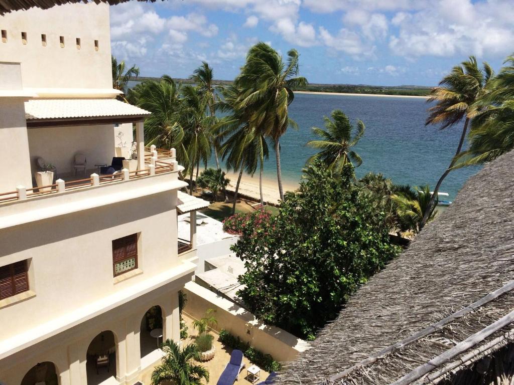 widok na plażę z balkonu hotelu w obiekcie Furaha House w mieście Shela