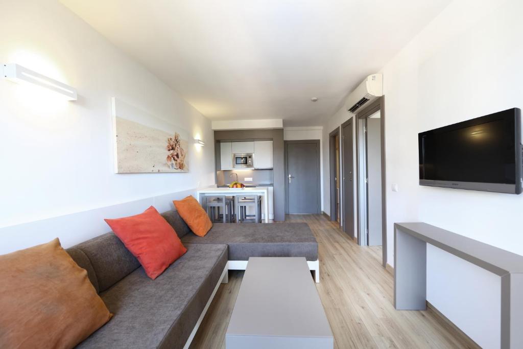 TV a/nebo společenská místnost v ubytování Apartamentos Jade - Adults Only