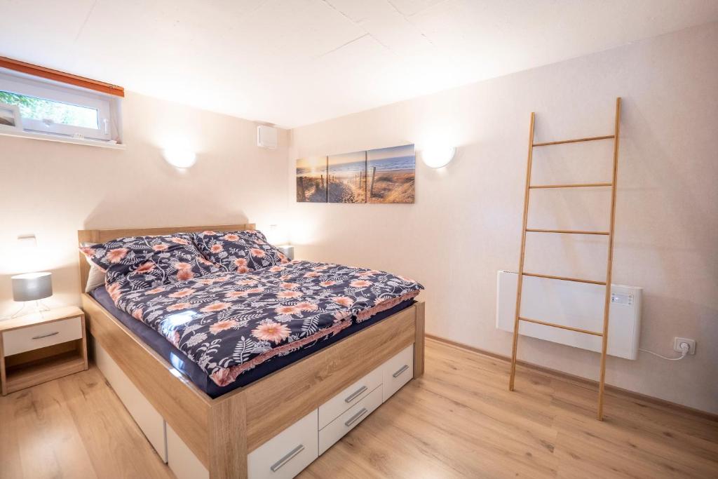 een slaapkamer met een bed en een ladder erin bij FeWo Kleine Insel in Bad Segeberg