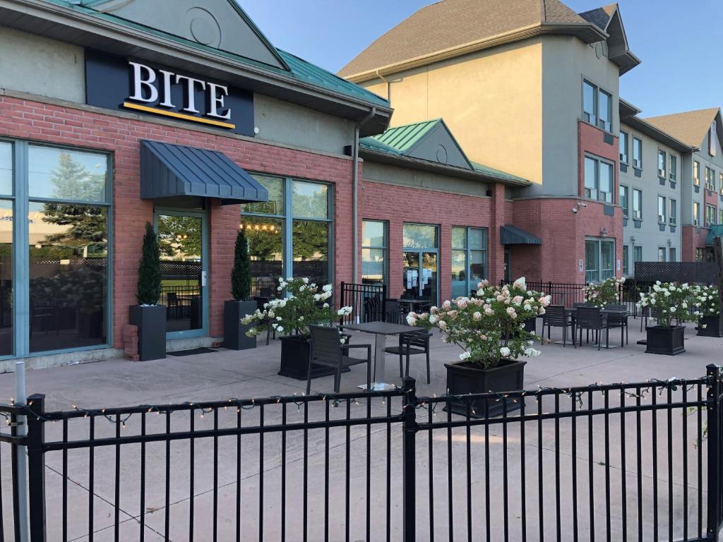 Best Western Plus Travel Hotel Toronto Airport - Resim 38