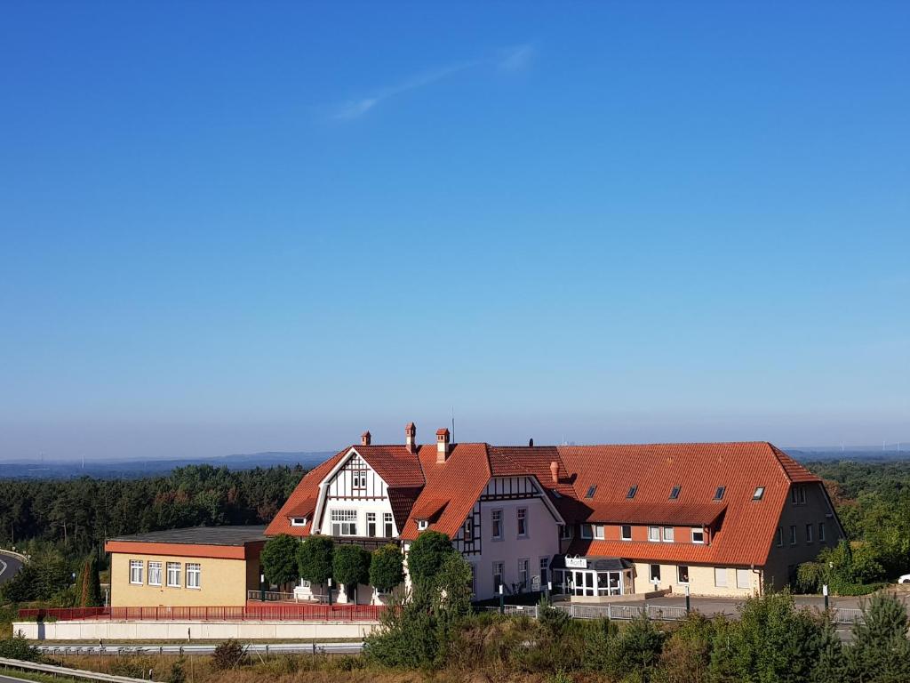 eine Gruppe von Häusern auf einem Hügel in der Unterkunft Hotel Penterknapp in Bramsche