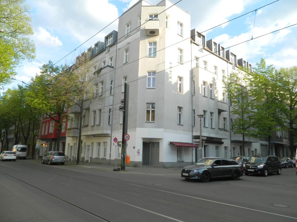 een groot wit gebouw aan de straatkant bij K&S Apartments in Berlijn