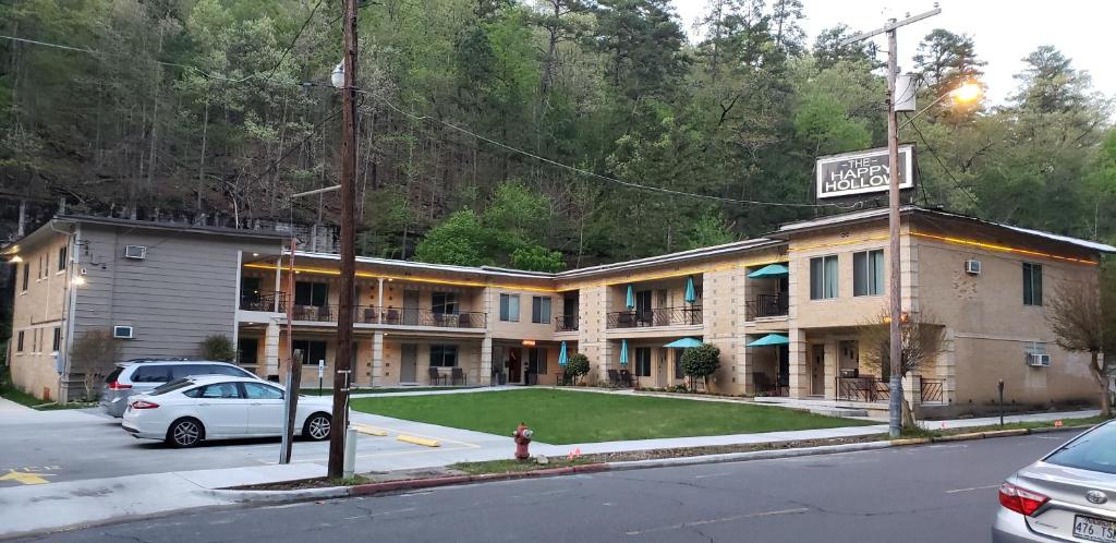 un edificio con un coche aparcado delante de él en The Happy Hollow en Hot Springs