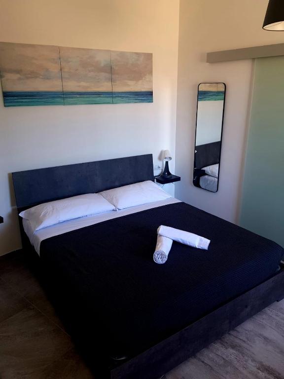 Łóżko lub łóżka w pokoju w obiekcie UN PASSO DAL MARE bed&breakfast San Salvo Marina